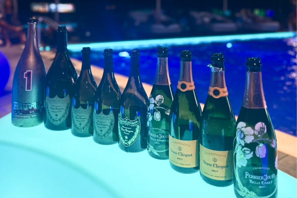 イメージ：プールとお酒